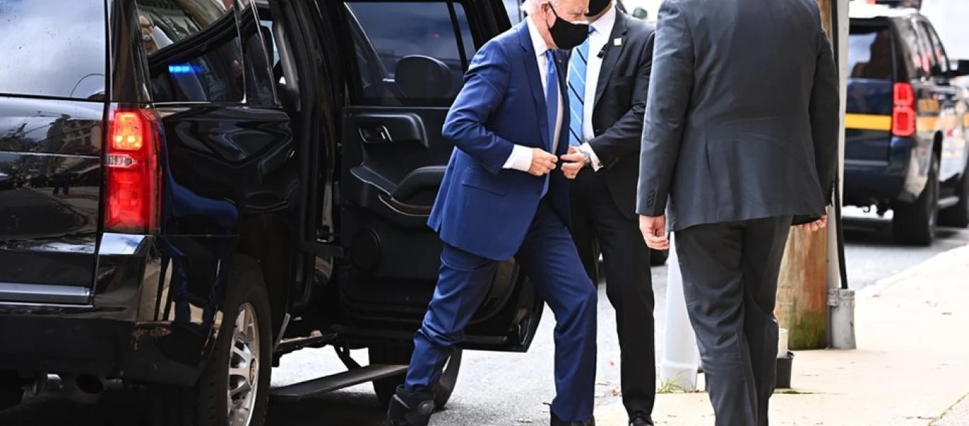 Με νάρθηκα στο πόδι εμφανίστηκε ο Τ.Μπάιντεν και υποσχέθηκε «τόνωση» της οικονομίας (φωτό)